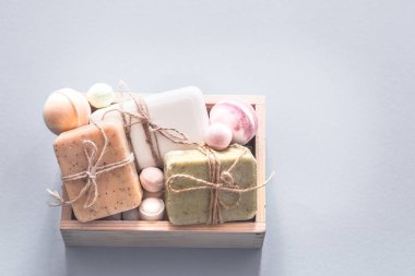 spa öğeleri renkli bir arka planda vücut bakım kavramı ile kompozisyon