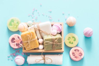 spa öğeleri renkli bir arka planda vücut bakım kavramı ile kompozisyon