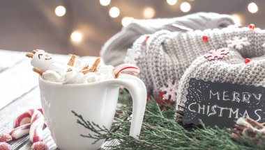Noel kakao marshmallows rahat bir festival atmosferi içinde ahşap arka plan üzerinde konseptiyle