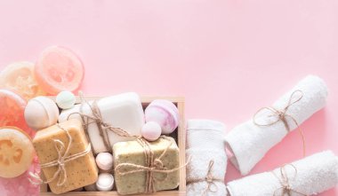 spa öğeleri renkli bir arka planda vücut bakım kavramı ile kompozisyon