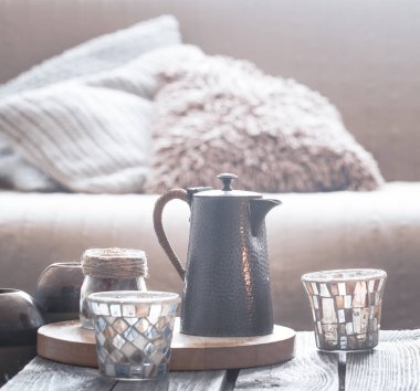 Natürmort üzerinden küçük bir su ısıtıcısı ve güzel bir cam, ev konfor kavramı ahşap bir zemin üzerine ev iç