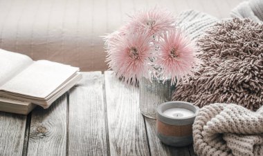 Natürmort üzerinden bir mum ve yastıklar, ev konfor kavramı ahşap bir zemin üzerine ev iç