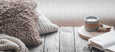 Natürmort üzerinden bir mum bir ahşap zemin üzerine ev iç