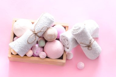 spa öğeler üzerinde renkli bir arka plan ile kompozisyon