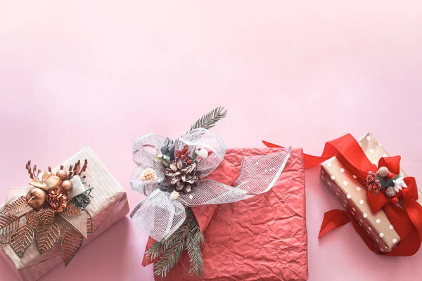 Hermosa Caja Festiva Regalo Sobre Fondo Rosa Concepto Vacaciones —  Fotos de Stock