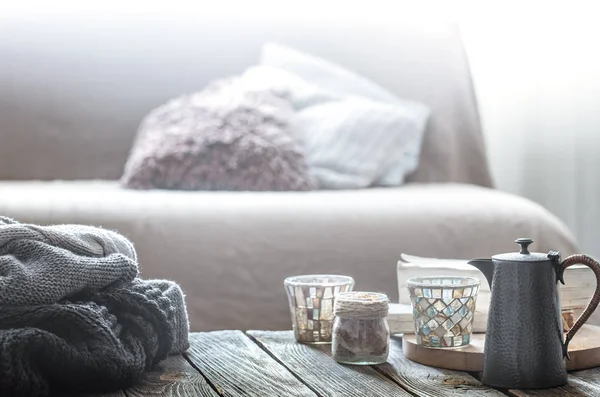 Stilleven Van Interieur Een Houten Achtergrond Met Een Kleine Ketel — Stockfoto