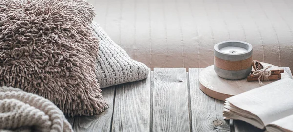 Nature morte da interni di casa su uno sfondo di legno con una candela — Foto Stock