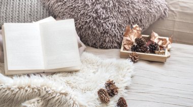 Ev konfor, oturma odası kanepe ve iç ayrıntılar, sade bir atmosfer ve konfor kavramı ile
