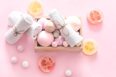 spa öğeleri renkli bir arka planda vücut bakım kavramı ile kompozisyon