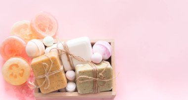 spa öğeleri renkli bir arka planda vücut bakım kavramı ile kompozisyon