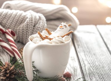 Noel kakao marshmallows rahat bir festival atmosferi içinde ahşap arka plan üzerinde konseptiyle