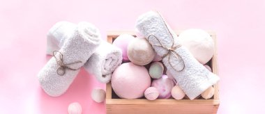 spa öğeleri renkli bir arka planda vücut bakım kavramı ile kompozisyon