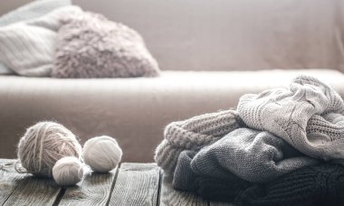 Arka plan ile ahşap arka plan, sıcak giysiler kavramı üzerinde örme kazak