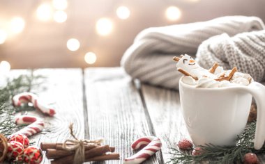 Noel kakao marshmallows rahat bir festival atmosferi içinde ahşap arka plan üzerinde konseptiyle