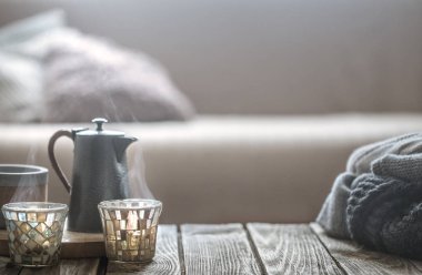 Natürmort üzerinden küçük bir su ısıtıcısı ve güzel bir cam, ev konfor kavramı ahşap bir zemin üzerine ev iç