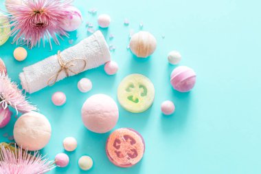 spa öğeleri renkli bir arka planda vücut bakım kavramı ile kompozisyon