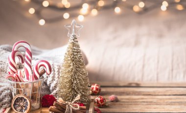 Noel şenlikli dekor natürmort ahşap arka plan, ev konfor ve tatil kavramı üzerinde