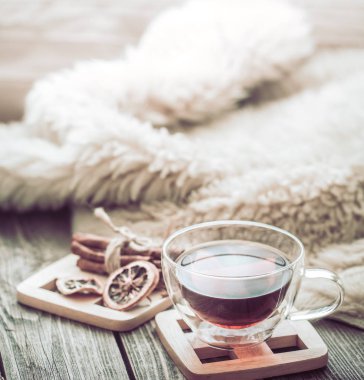 Natürmort rahat atmosferini ile bir fincan çay ve bir ahşap zemin üzerine kurutulmuş limon