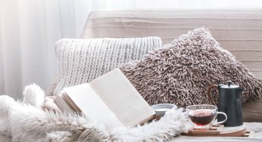 Ev konfor, oturma odası kanepe ve iç ayrıntılar, sade bir atmosfer ve konfor kavramı ile