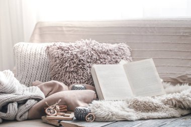 Ev konfor, oturma odası kanepe ve iç ayrıntılar, sade bir atmosfer ve konfor kavramı ile