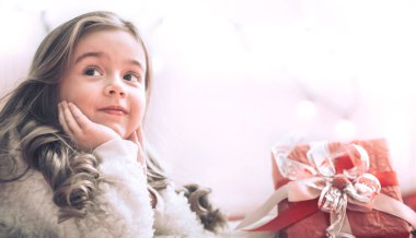Noel ve tatil kavramı sevimli küçük kız kırmızı bir kutu içinde bir hediye ile
