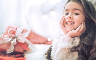 Noel ve tatil kavramı sevimli küçük kız kırmızı bir kutu içinde bir hediye ile