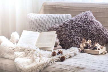 Ev konfor, oturma odası kanepe ve iç ayrıntılar, sade bir atmosfer ve konfor kavramı ile