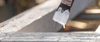 fırça beyaz boya ile kapatmak kavramı, iş boyama, metin için bir yer