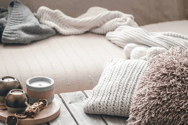 キャンドルと枕 自宅の快適さの概念の木製の背景に家の内部から静物 — ストック写真