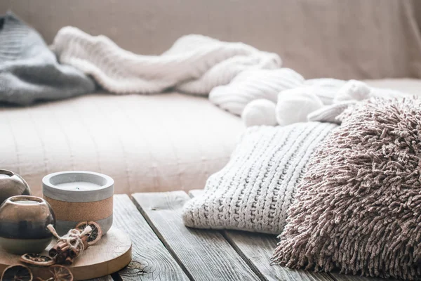 Ainda Vida Casa Interior Fundo Madeira Com Uma Vela Travesseiros — Fotografia de Stock