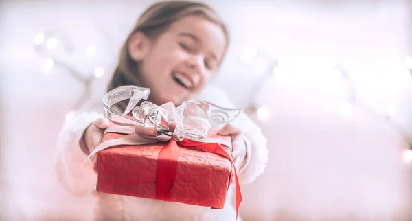 Noel Tatil Kavramı Sevimli Küçük Kız Kırmızı Bir Kutu Içinde — Stok fotoğraf