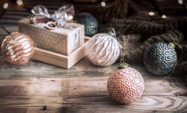 Kerstmis Nieuwjaar Feestelijke Achtergrond Vintage Speelgoed Kerstboom Een Houten Achtergrond — Stockfoto