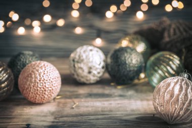 Noel ve yeni yıl festival arka plan, Noel ağacı ışıkları ile çelenk ahşap bir zemin üzerine vintage oyuncak