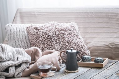 Ev konfor, oturma odası kanepe ve iç ayrıntılar, sade bir atmosfer ve konfor kavramı ile