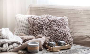 Ev konfor, oturma odası kanepe ve iç ayrıntılar, sade bir atmosfer ve konfor kavramı ile