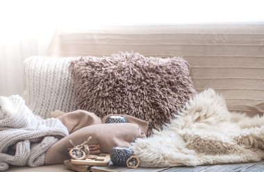 Ev konfor, oturma odası kanepe ve iç ayrıntılar, sade bir atmosfer ve konfor kavramı ile