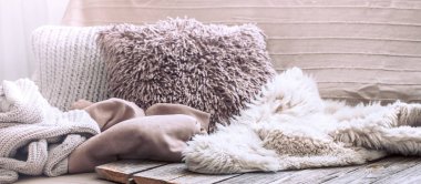 Ev konfor, oturma odası kanepe ve iç ayrıntılar, sade bir atmosfer ve konfor kavramı ile