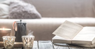 Natürmort üzerinden küçük bir su ısıtıcısı ve güzel bir cam, ev konfor kavramı ahşap bir zemin üzerine ev iç