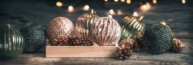 Noel ve yeni yıl festival arka plan, Noel ağacı ışıkları ile çelenk ahşap bir zemin üzerine vintage oyuncak