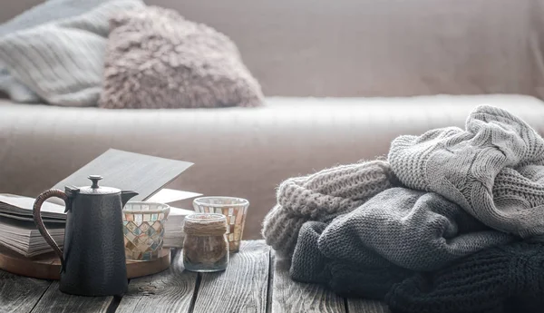 Stilleben Från Heminredning Trä Bakgrund Med Liten Vattenkokare Och Ett — Stockfoto