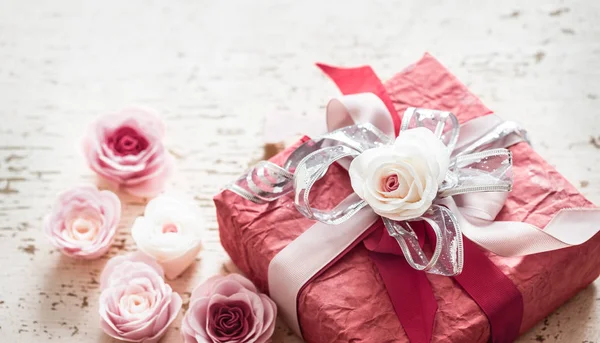 Valentine Day Mother Day Concept Red Gift Box Bow Roses — Stock Photo, Image