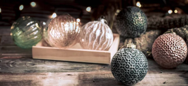 Kerstmis Nieuwjaar Feestelijke Achtergrond Vintage Speelgoed Kerstboom Een Houten Achtergrond — Stockfoto