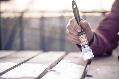 Erkek el boyalar ahşap, boyama kavramı, yakın çekim, beyaz boya ile yerleştirmek için metni