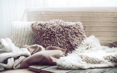 Ev konfor, oturma odası kanepe ve iç ayrıntılar, sade bir atmosfer ve konfor kavramı ile