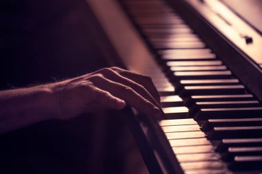 Erkek güzel renkli arka plan, müzik etkinliği kavramı piyano tuşları closeup eller