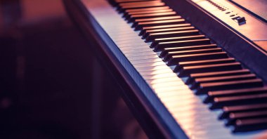 piyano tuşları yakın çekim, güzel renkli arka plan, müzik aletleri kavramı