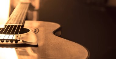 Akustik gitar, güzel renkli bir arka planda, telli enstrüman konsepti.