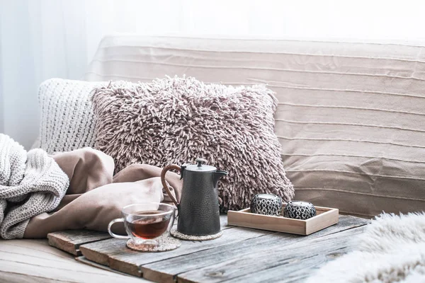 Ev konfor, oturma odası kanepe ve iç ayrıntılar, sade bir atmosfer ve konfor kavramı ile
