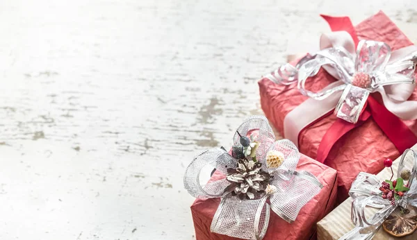 Hermosas Cajas Regalo Festivas Con Lazo Sobre Fondo Madera Claro —  Fotos de Stock