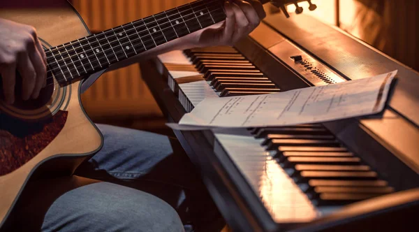 Homme Jouant Guitare Acoustique Piano Gros Plan Notes Enregistrement Beau — Photo